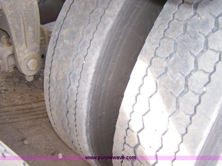 image for item 8082 1989 Peterbilt 379 semi truck