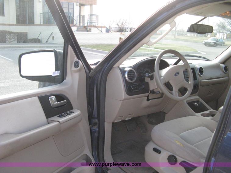 image for item 8087 2004 Ford Expedition XLT SUV