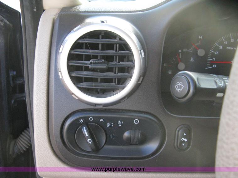 image for item 8087 2004 Ford Expedition XLT SUV