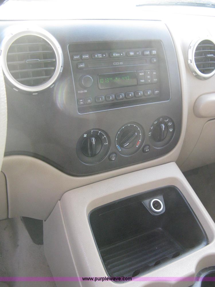 image for item 8087 2004 Ford Expedition XLT SUV