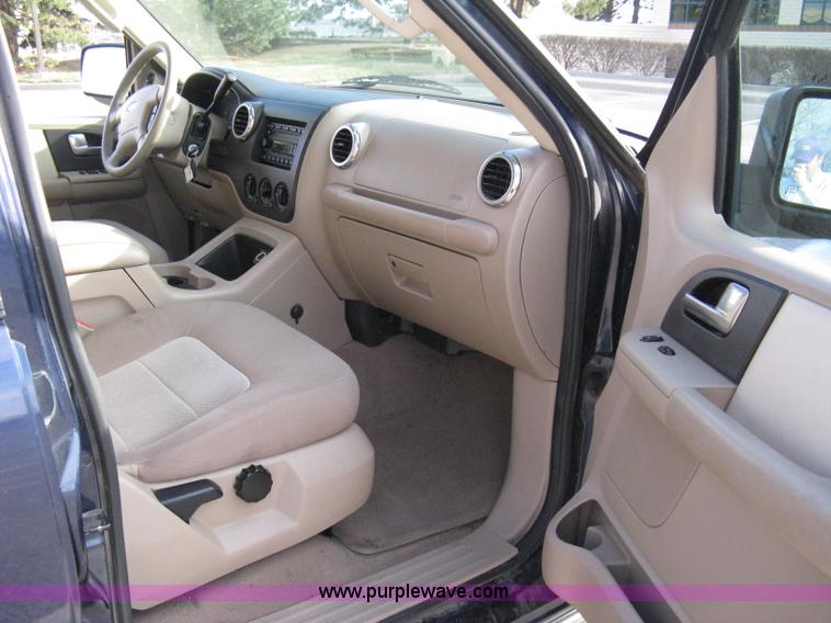 image for item 8087 2004 Ford Expedition XLT SUV