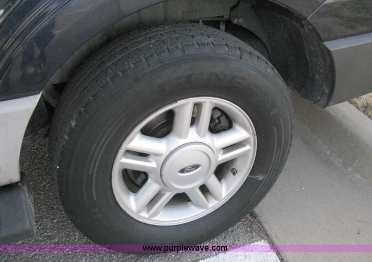 image for item 8087 2004 Ford Expedition XLT SUV