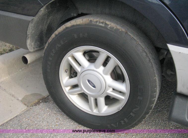 image for item 8087 2004 Ford Expedition XLT SUV