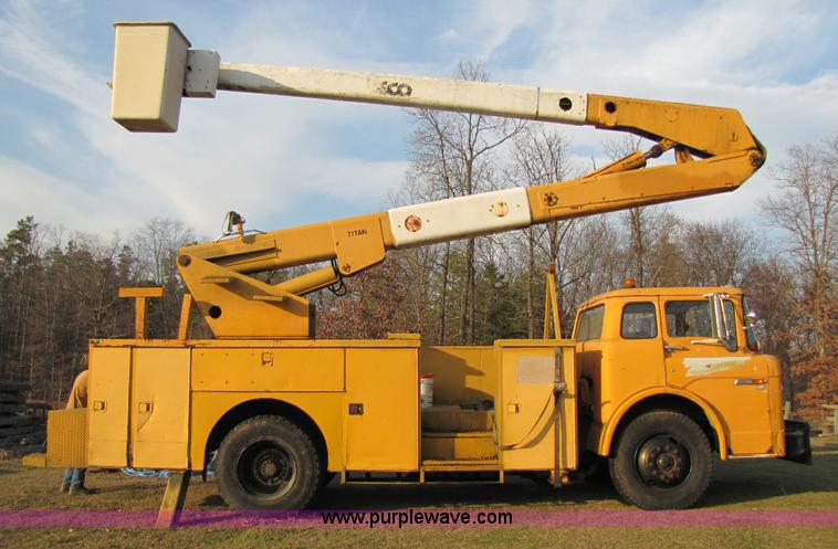 image for item 8397 1984 Ford C8000 bucket truck