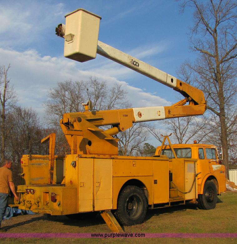 image for item 8397 1984 Ford C8000 bucket truck