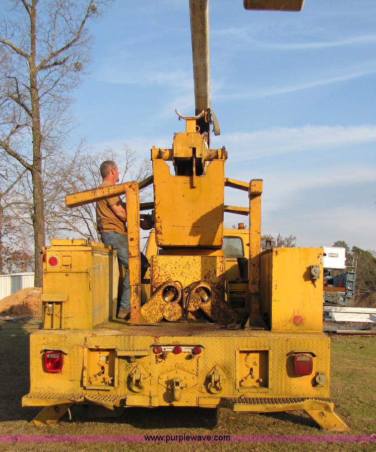 image for item 8397 1984 Ford C8000 bucket truck