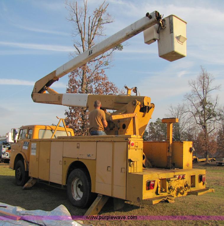 image for item 8397 1984 Ford C8000 bucket truck