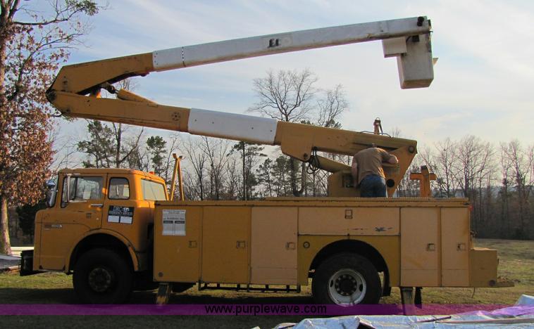 image for item 8397 1984 Ford C8000 bucket truck