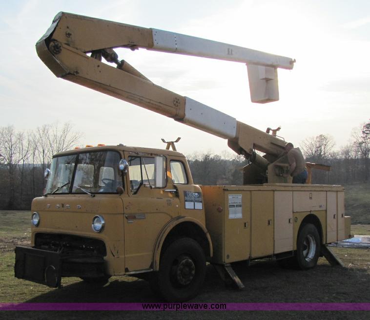 image for item 8397 1984 Ford C8000 bucket truck