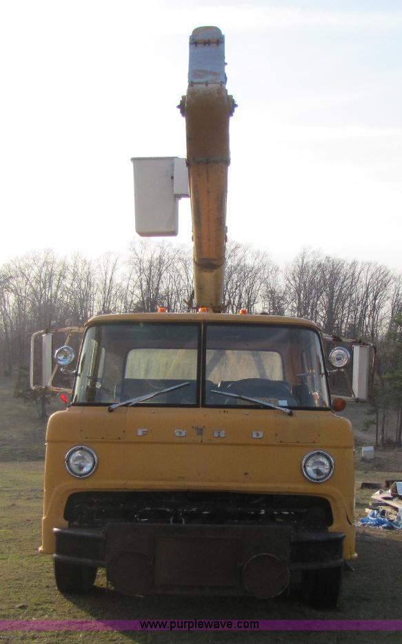 image for item 8397 1984 Ford C8000 bucket truck