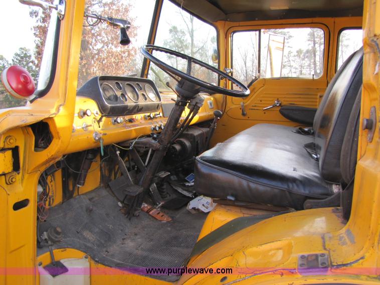 image for item 8397 1984 Ford C8000 bucket truck