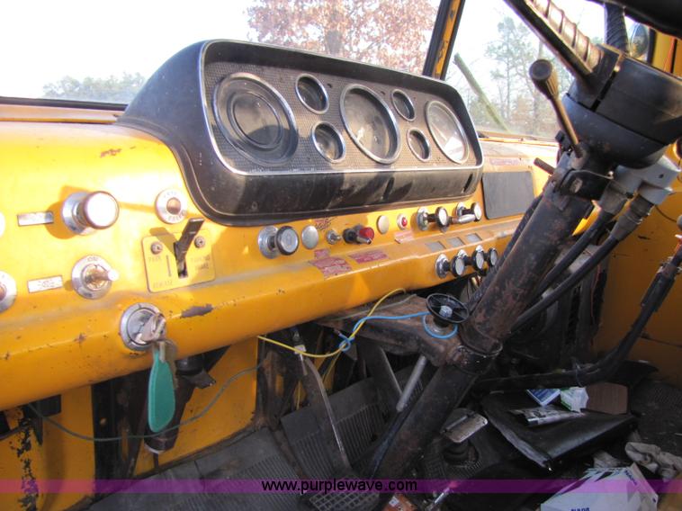 image for item 8397 1984 Ford C8000 bucket truck