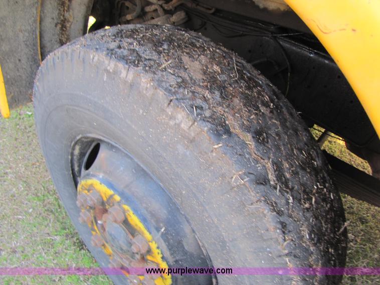 image for item 8397 1984 Ford C8000 bucket truck