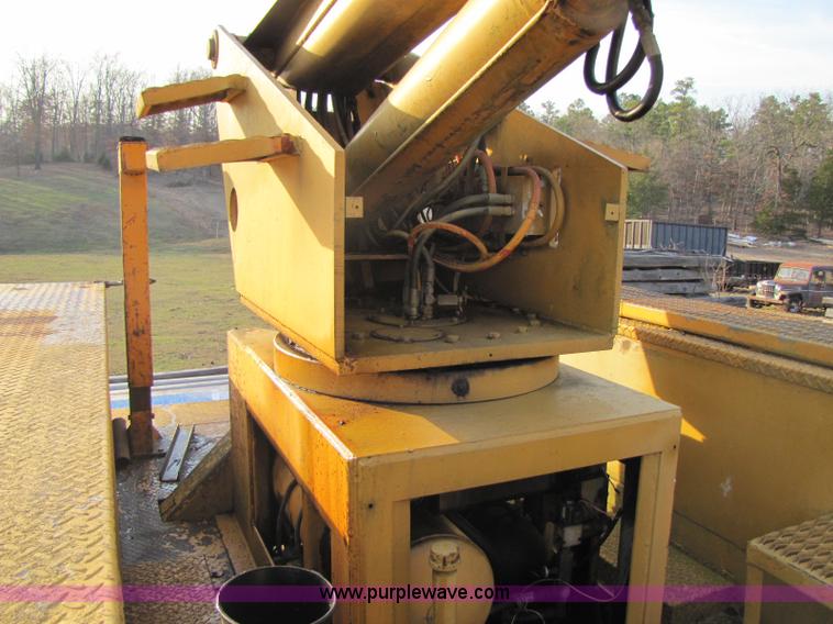 image for item 8397 1984 Ford C8000 bucket truck