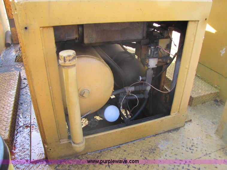 image for item 8397 1984 Ford C8000 bucket truck