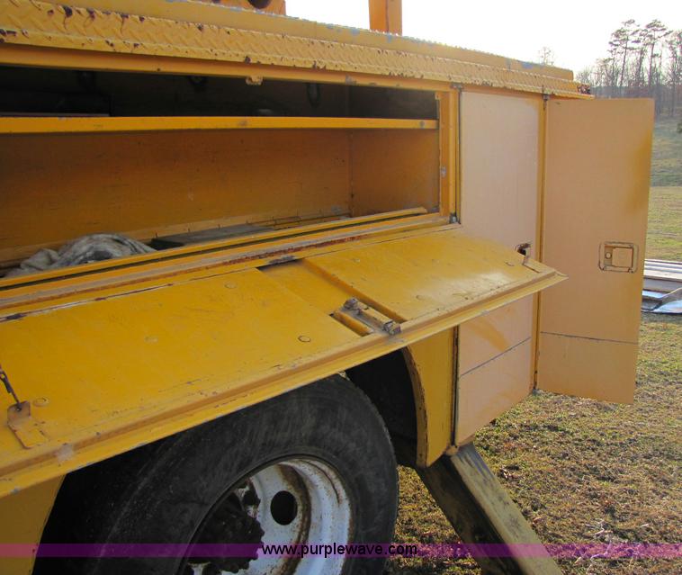 image for item 8397 1984 Ford C8000 bucket truck