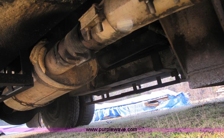 image for item 8397 1984 Ford C8000 bucket truck