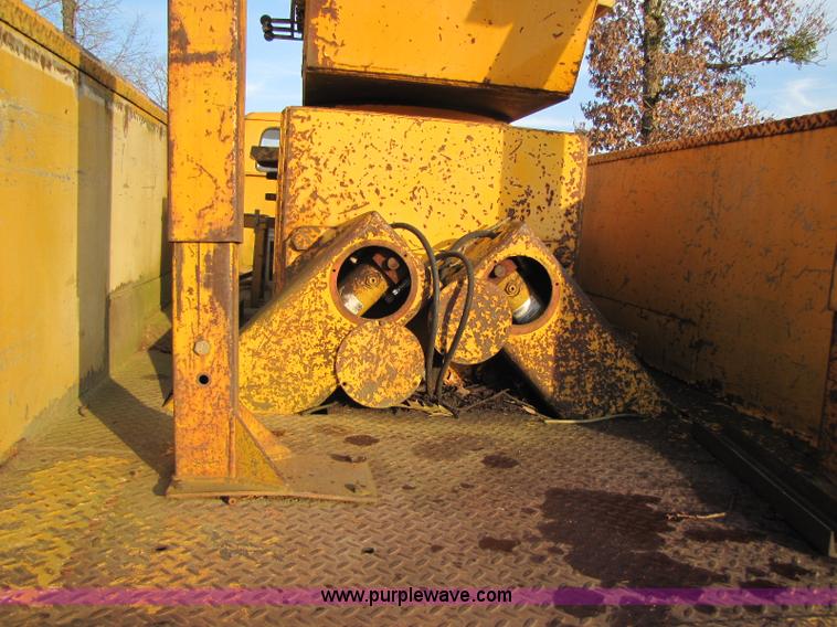 image for item 8397 1984 Ford C8000 bucket truck