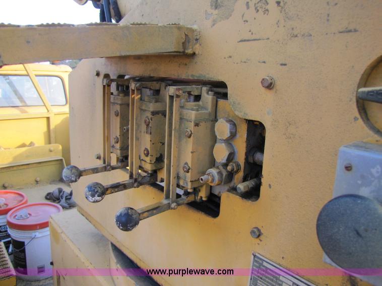 image for item 8397 1984 Ford C8000 bucket truck