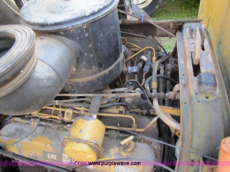 image for item 8397 1984 Ford C8000 bucket truck