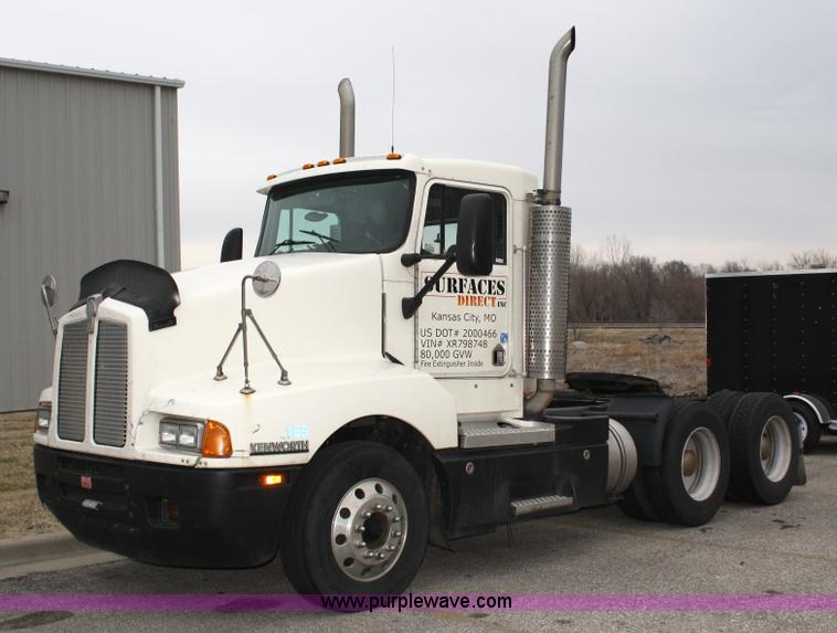 image for item 4981 1999 Kenworth T600B semi truck