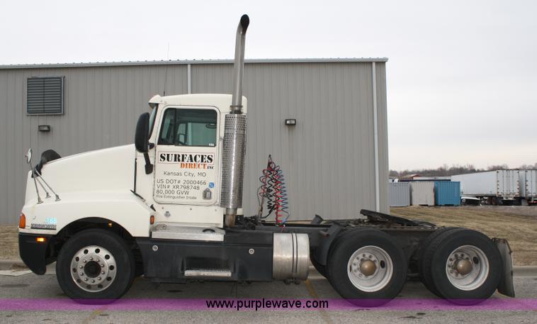 image for item 4981 1999 Kenworth T600B semi truck
