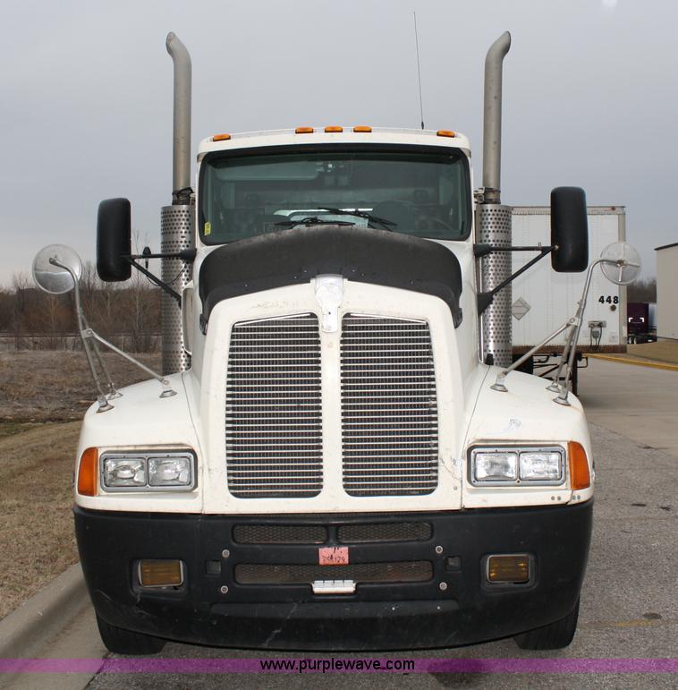 image for item 4981 1999 Kenworth T600B semi truck