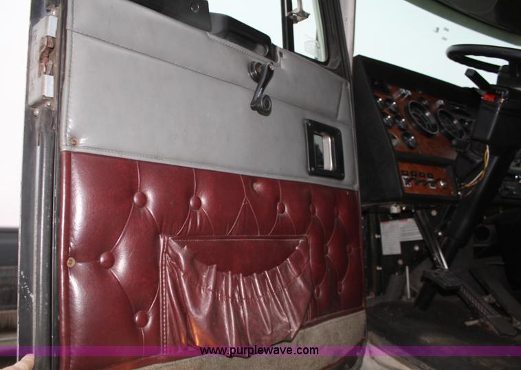 image for item 4981 1999 Kenworth T600B semi truck