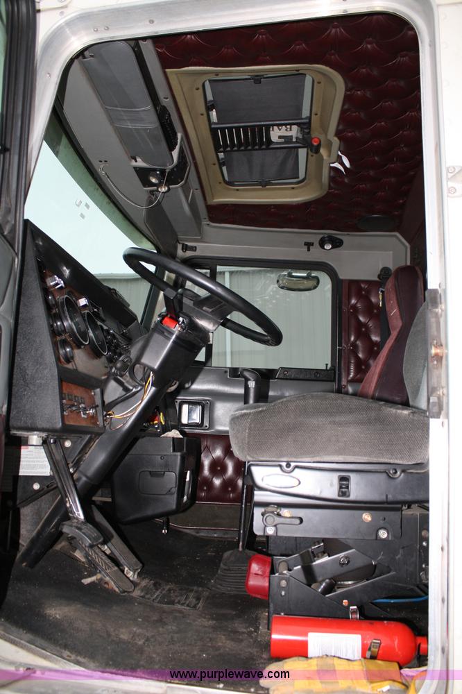 image for item 4981 1999 Kenworth T600B semi truck