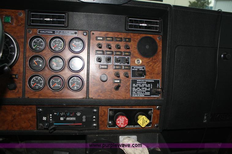 image for item 4981 1999 Kenworth T600B semi truck