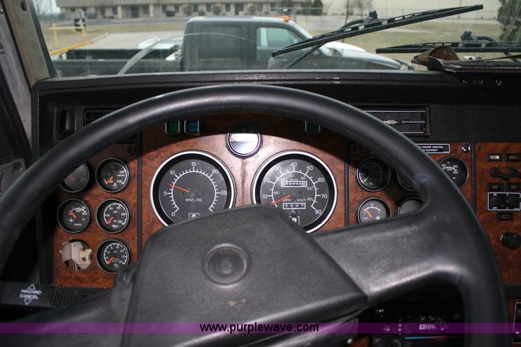 image for item 4981 1999 Kenworth T600B semi truck