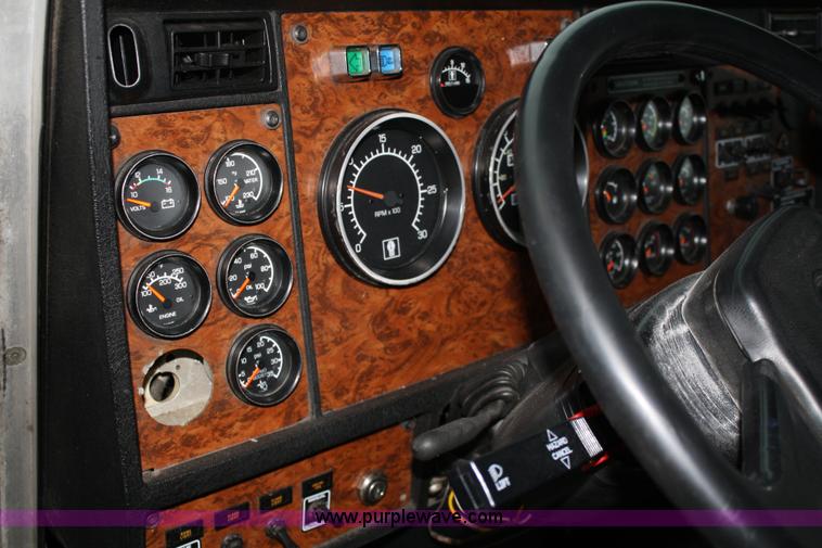 image for item 4981 1999 Kenworth T600B semi truck