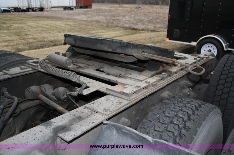 image for item 4981 1999 Kenworth T600B semi truck