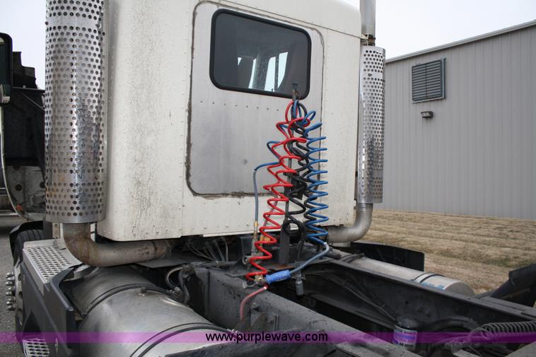 image for item 4981 1999 Kenworth T600B semi truck