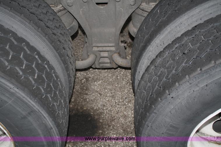 image for item 4981 1999 Kenworth T600B semi truck