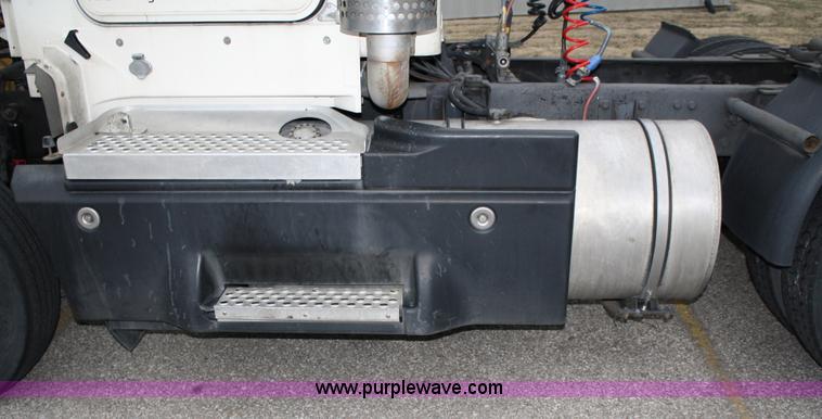 image for item 4981 1999 Kenworth T600B semi truck