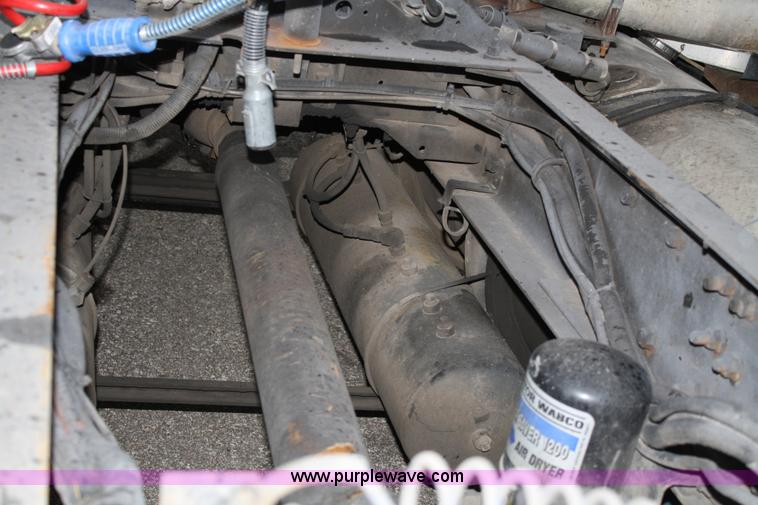 image for item 4981 1999 Kenworth T600B semi truck