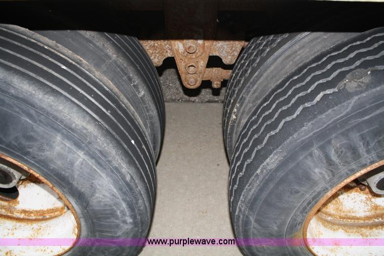 image for item 4983 1995 Wabash van tractor with shelving and lighting