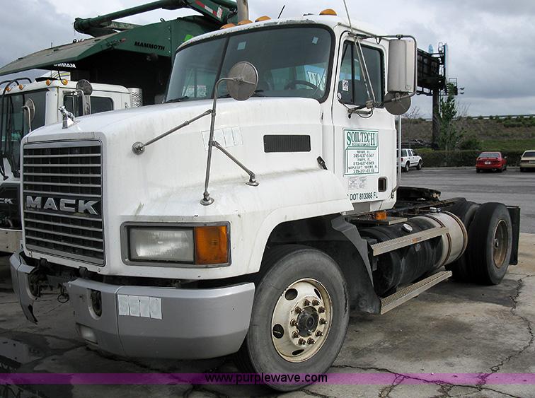 image for item 1000 2001 Mack CH612 semi truck