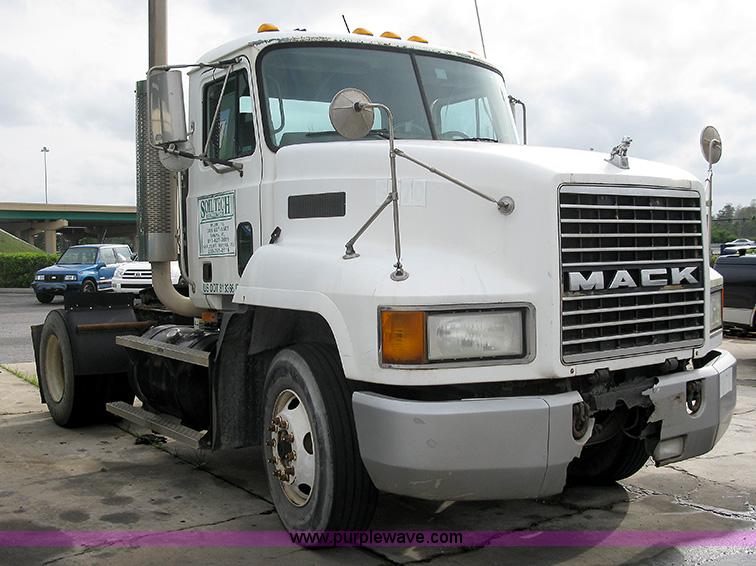 image for item 1000 2001 Mack CH612 semi truck