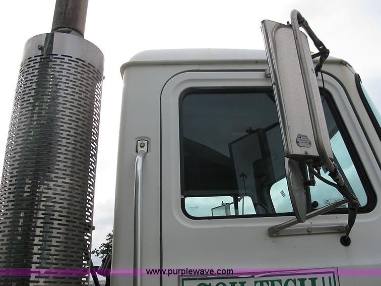 image for item 1000 2001 Mack CH612 semi truck