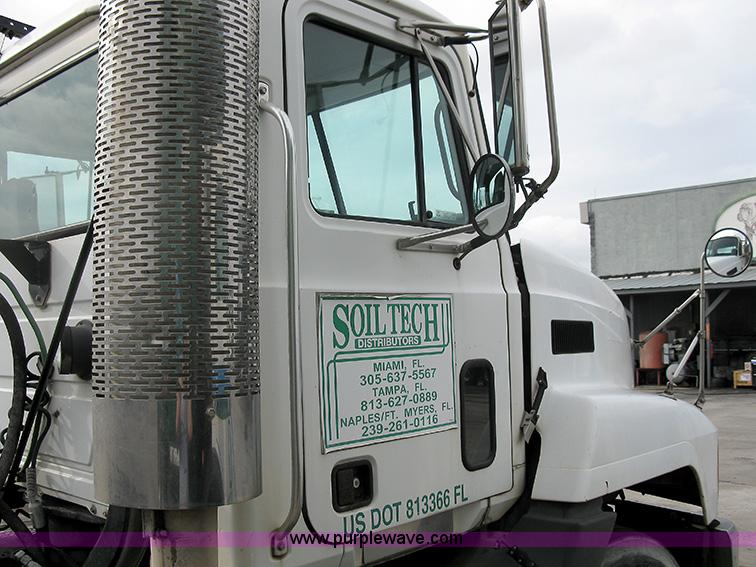 image for item 1000 2001 Mack CH612 semi truck