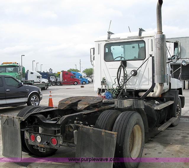 image for item 1000 2001 Mack CH612 semi truck