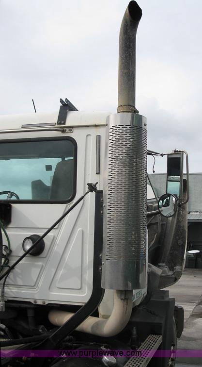 image for item 1000 2001 Mack CH612 semi truck