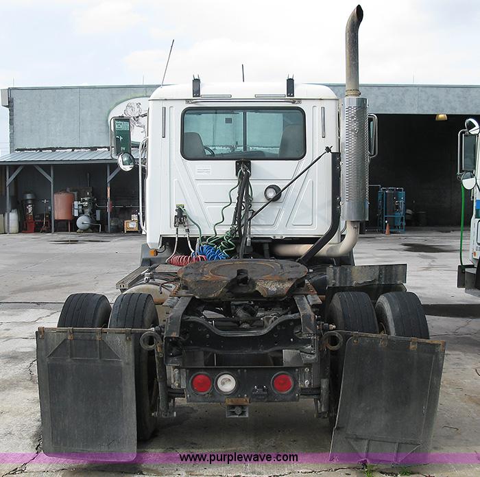 image for item 1000 2001 Mack CH612 semi truck