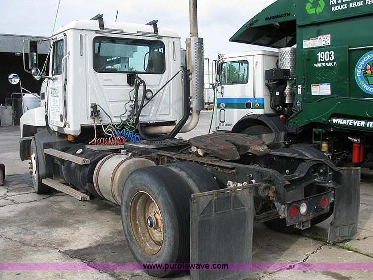 image for item 1000 2001 Mack CH612 semi truck