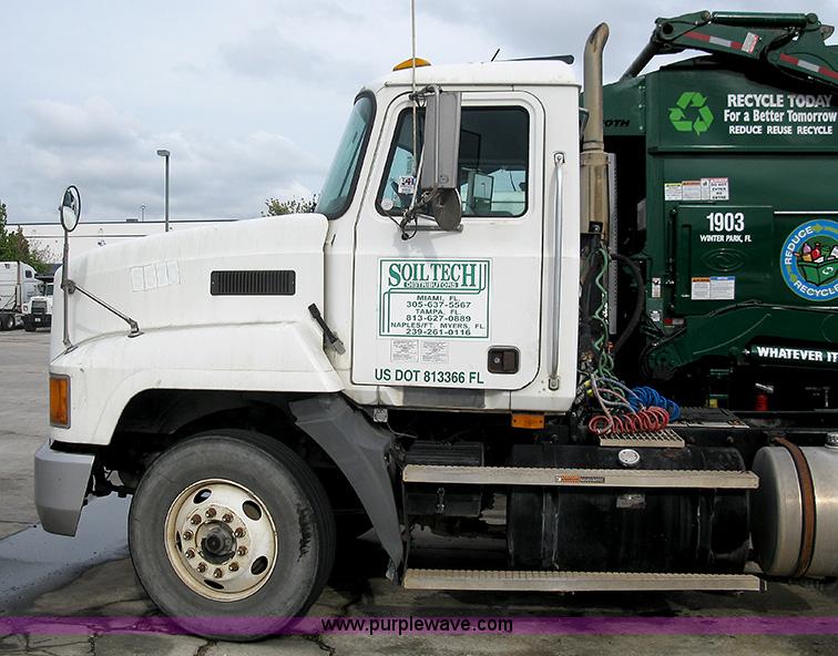 image for item 1000 2001 Mack CH612 semi truck