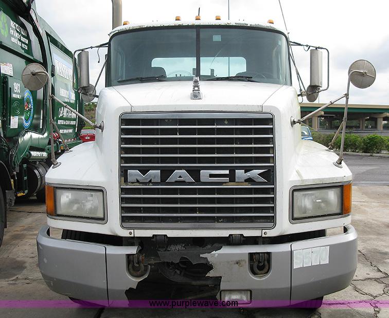 image for item 1000 2001 Mack CH612 semi truck