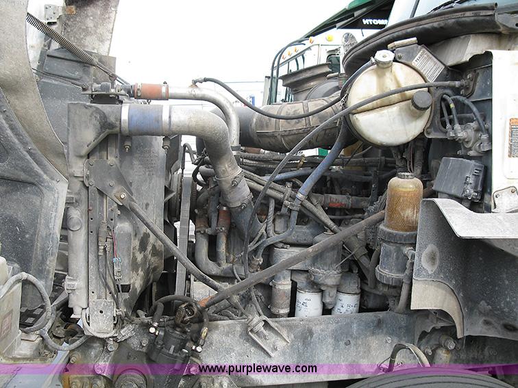 image for item 1000 2001 Mack CH612 semi truck