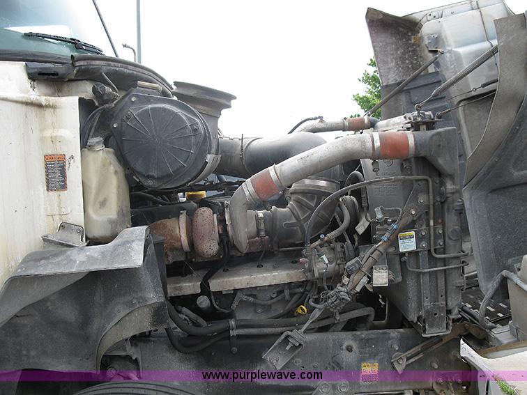 image for item 1000 2001 Mack CH612 semi truck